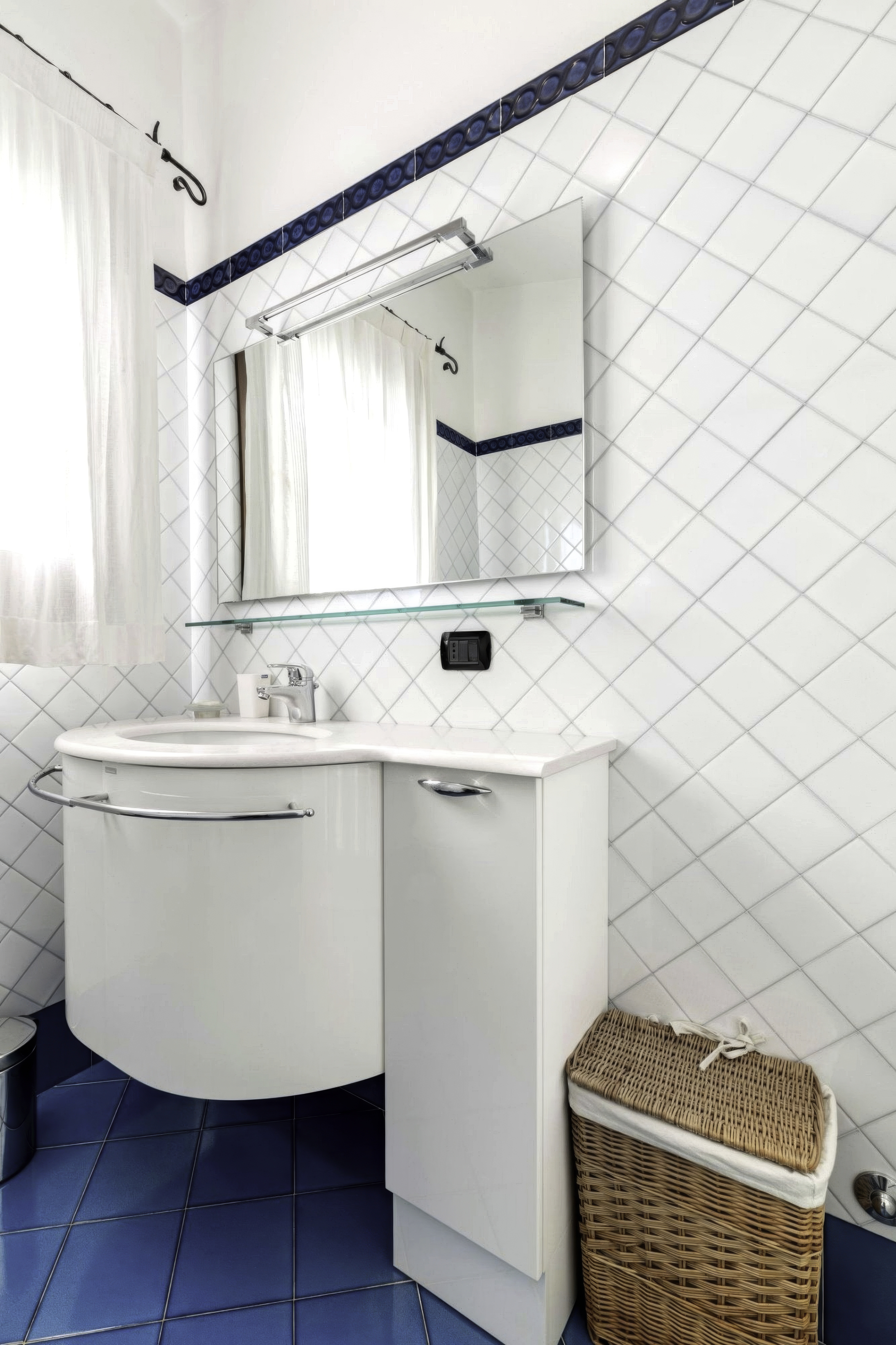 Villa Albarella bathroom 1